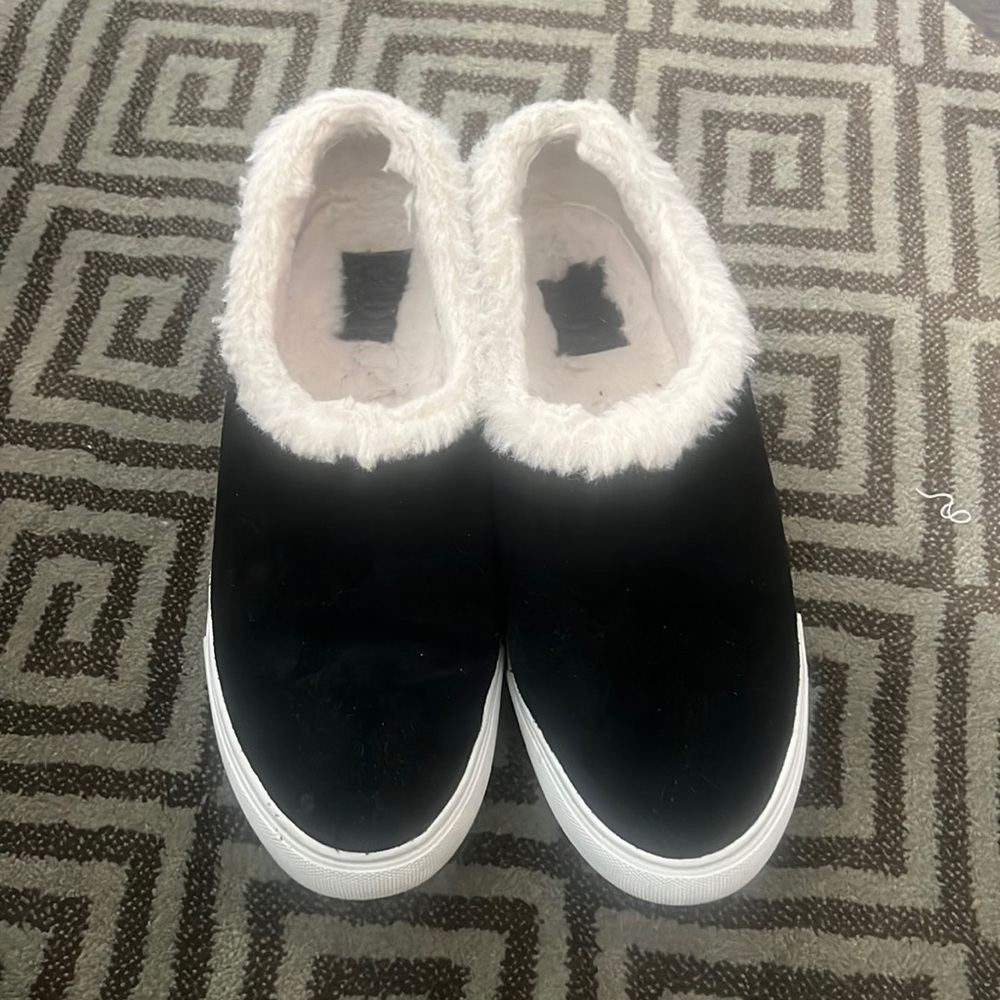 Tory Burch fur-lined slip on sneakers so comfortable easy style!!! Size 7.5